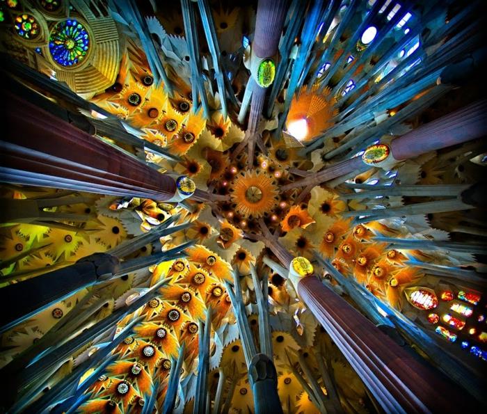 Antoni Gaudi Sagrada Familia od wewnątrz kopuły od dołu