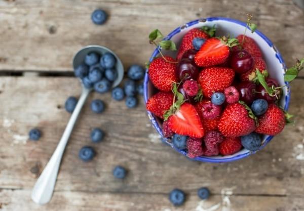 Liste des aliments riches en fibres baies fraises fruits de printemps