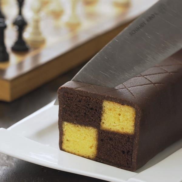 Préparer le gâteau Battenberg - saveur chocolat amande