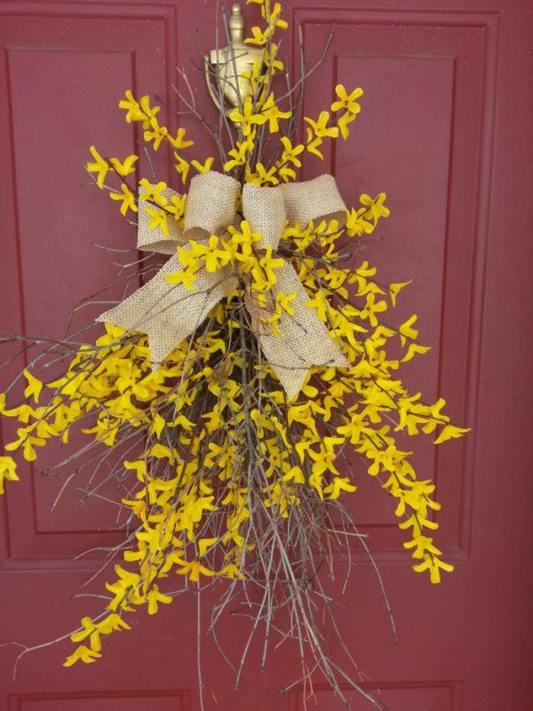 Faites vous-même des branches d'arbre avec des fleurs jaunes