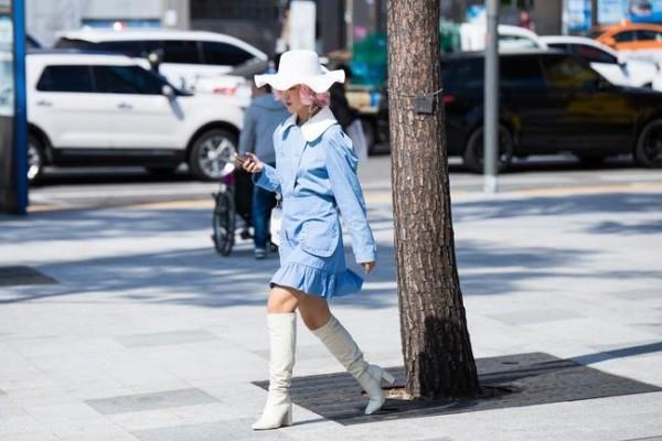 Robe bleue - mode de rue - grand chapeau