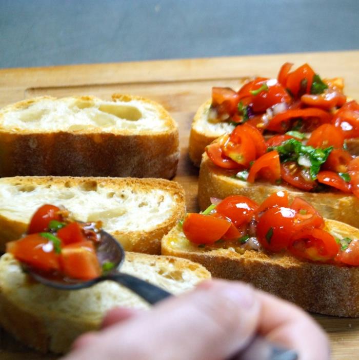 Bruschetta à la cuillère de tomate