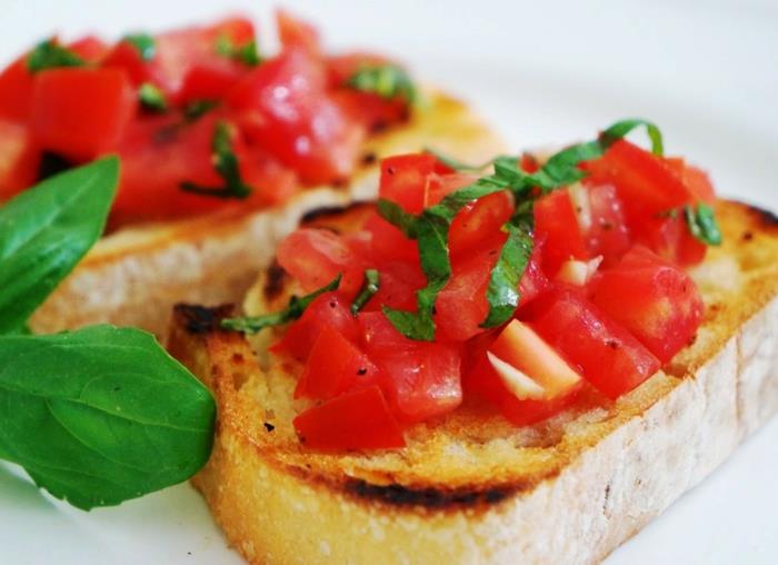 Bruschetta aux ingrédients de tomate mozzarela rukolla