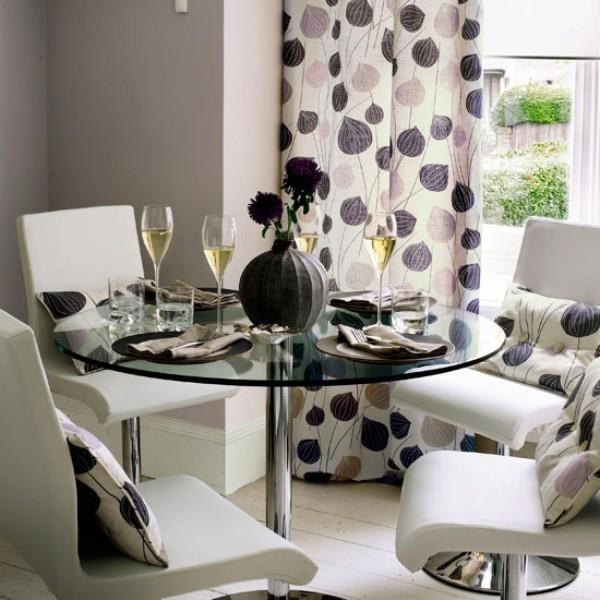 Salle à manger avec des touches féminines, design de chambre moderne en noir et blanc