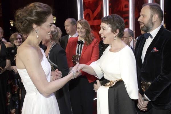 Kate Middleton félicite la lauréate du prix du cinéma Olivia Colman