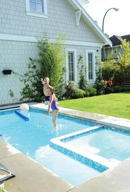 Les enfants jouent dehors dans la piscine