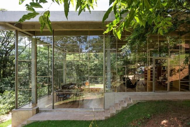 Maison moderne en verre et béton dans la forêt tropicale crée la retraite parfaite au milieu de la nature