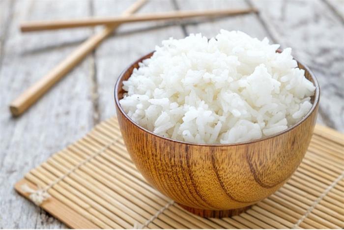 Régime de riz Les Japonais mangent du riz cuit dans un petit bol