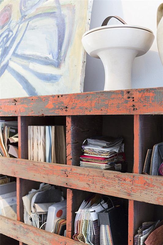 Bureau à domicile de style d'organisation en bois d'étagères vintage