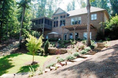 Maison chaleureuse et rustique dans un environnement naturel exotique à l'extérieur