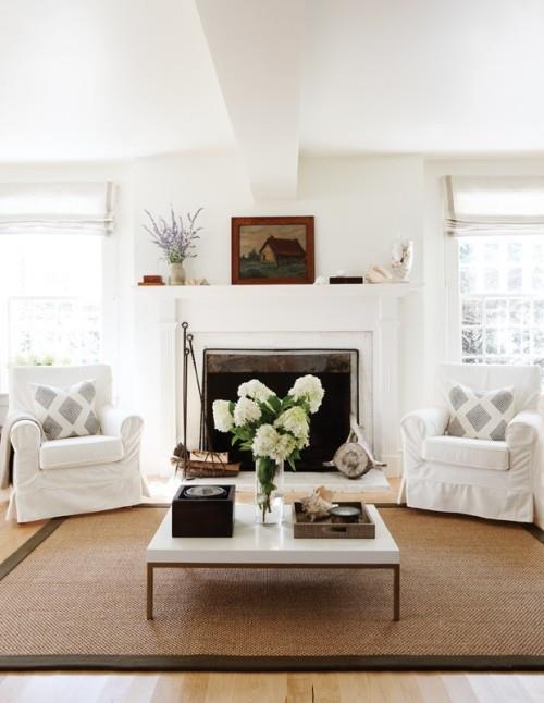 Hortensias blancs dans un vase blanc design tapis jaune sable