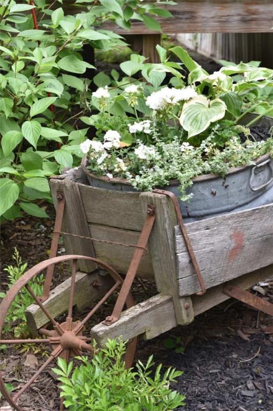 Décorer la baignoire en zinc - idées et astuces pour une décoration de jardin rustique