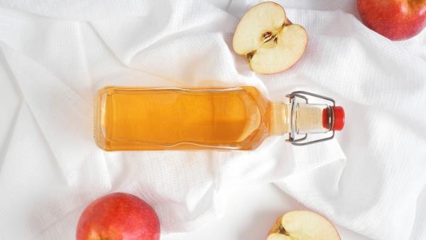 Faites vous-même un bain de pieds au vinaigre de cidre de pomme