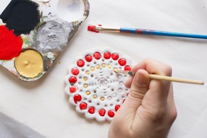 artisanat avec de la pâte à sel peindre des étiquettes décoratives en couleur