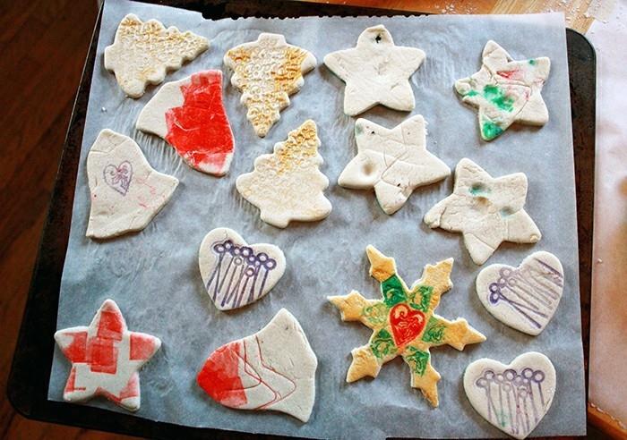 bricoler avec de la pâte à sel, motifs de Noël peints en couleur