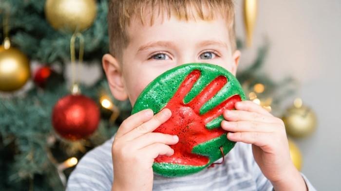 bricoler avec de la pâte à sel décorations d'arbre de noël vert rouge