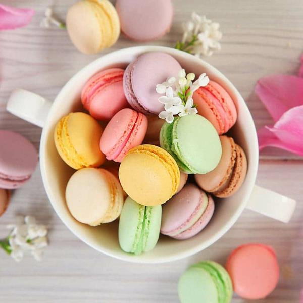 Faites vous-même des macarons français colorés