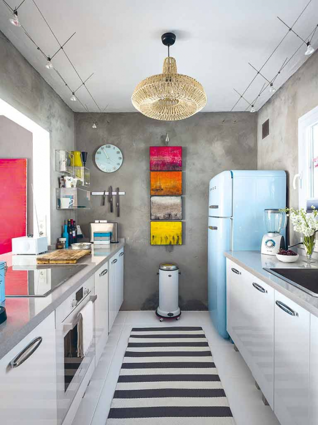 Светло син хладилник в малка кухня в индустриален стил