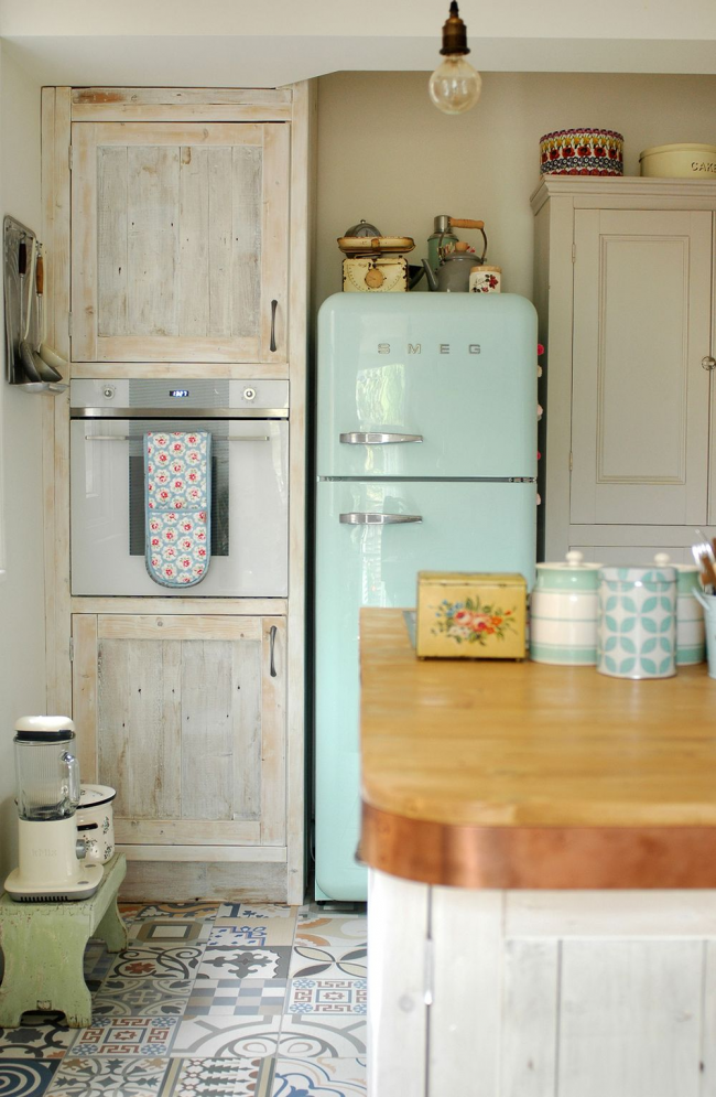 Ярка винтидж кухня с необичаен цветен хладилник