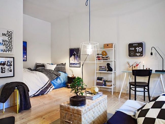 Скандинавски стил на малък едностаен апартамент с легло в ниша