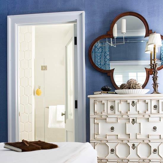 frais et chic avec le bleu kobat mur bleu commode blanche