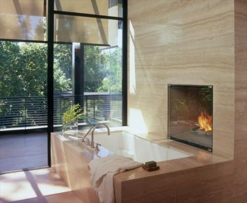 jardin vue sur les arbres baignoire cheminée encastrée salle de bain