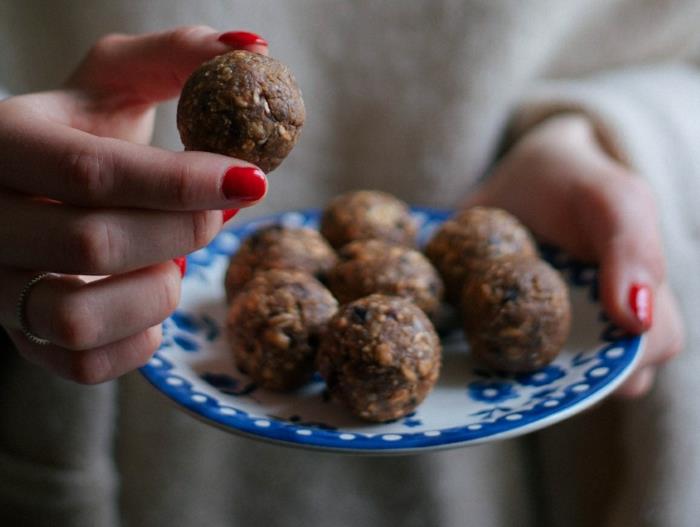 Idées de petit déjeuner flocons d'avoine sucettes saines biscuits myrtilles boules de fruits secs coupées au chia