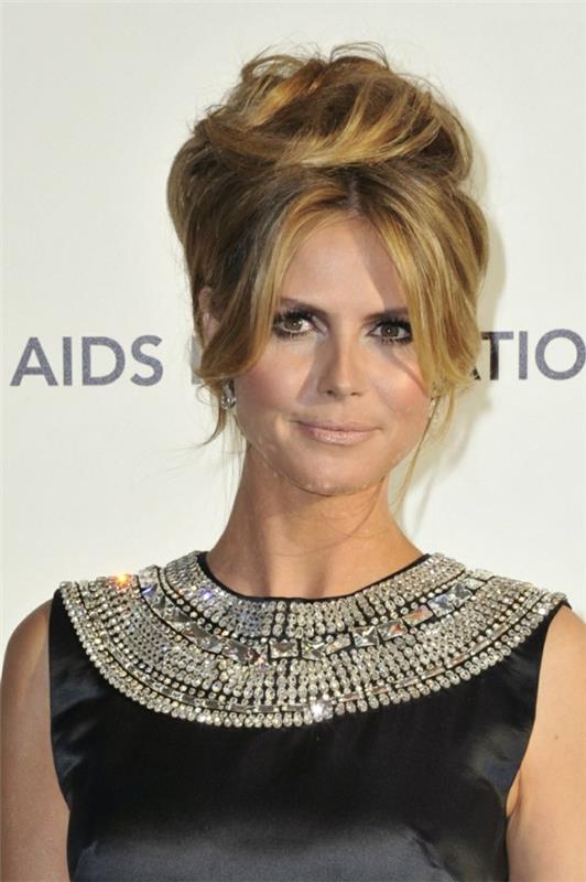 heidi klum updo avec des reflets blonds