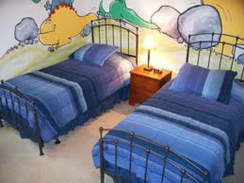 Magnifique chambre d'enfants design peinture murale bleue pour deux enfants