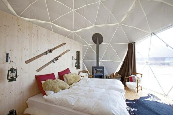 eco hotel igloo alpes ameublement lit double mur en bois