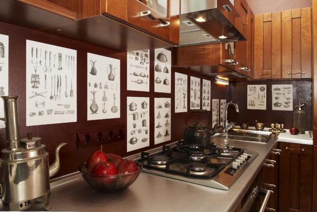 Кухненската престилка може да бъде украсена с черно -бели картини на кухненската тема