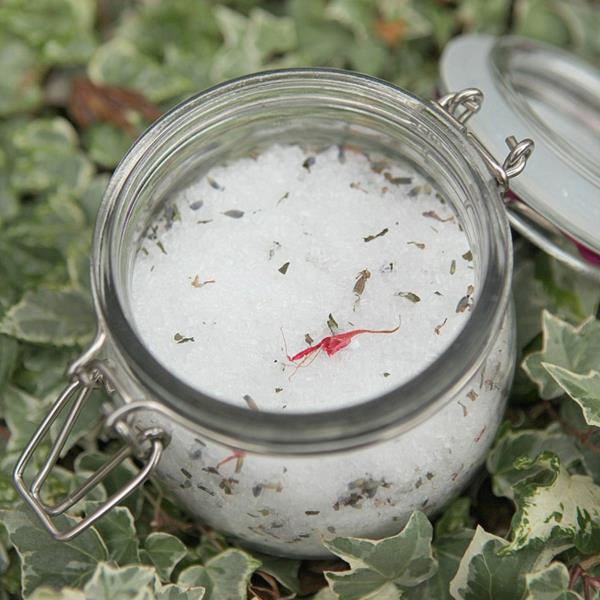 faire soi-même un bain de pieds au sel aux herbes