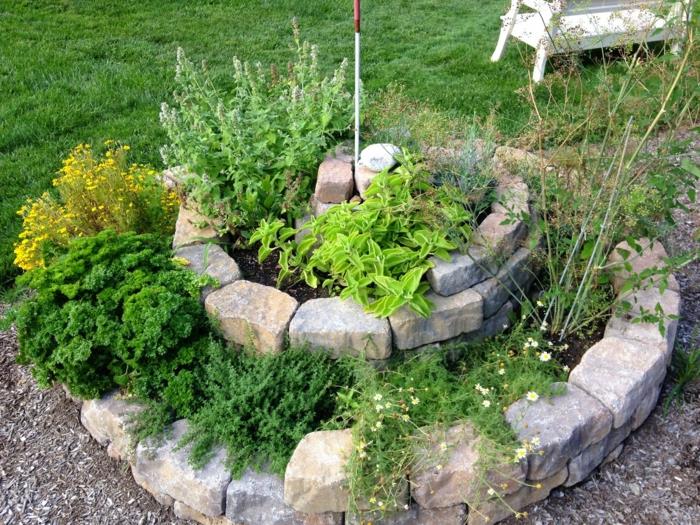 Pierre en spirale d'herbes petites pierres pleines de briques fleuries plantes médicinales construction spirale d'herbes