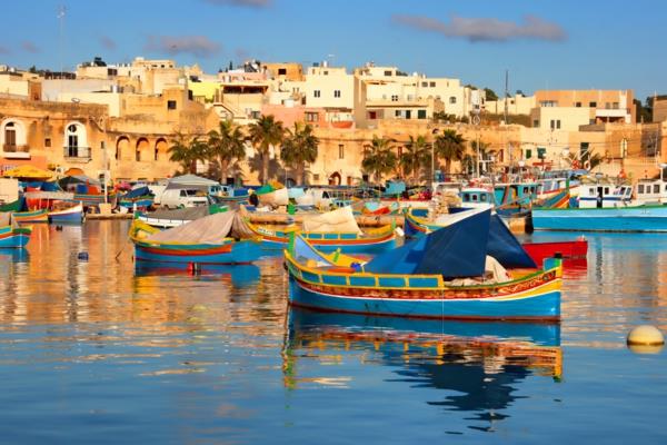 Malte vacances Marsaxlokk village de pêcheurs histoire mer bateaux vieux bâtiments palmiers