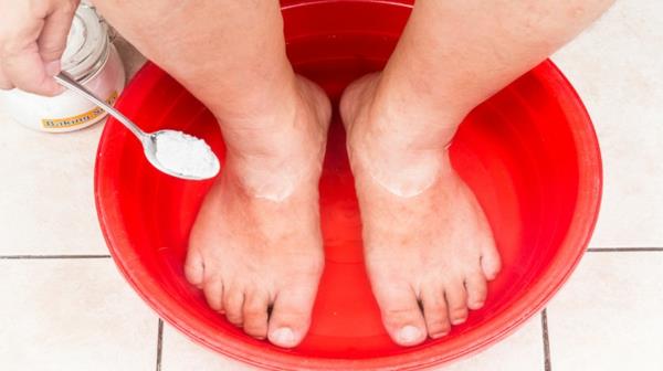 Faites vous-même un bain de pieds au soda