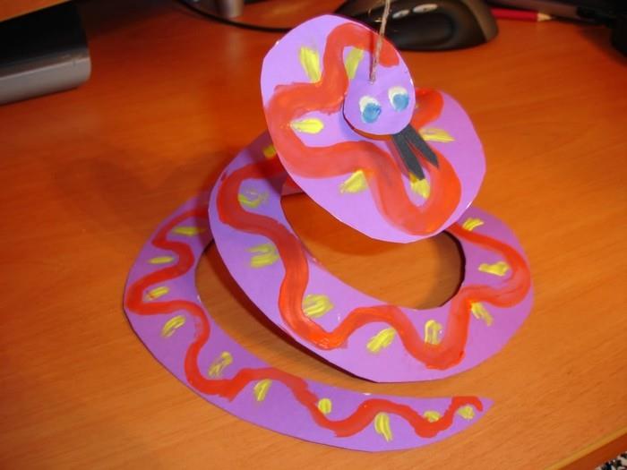 faites vous-même un serpent en papier avec la couleur des enfants