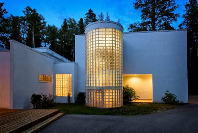 Идеята за пропускливи за светлина стени от стъклени блокове в двуетажна къща от пенобетон