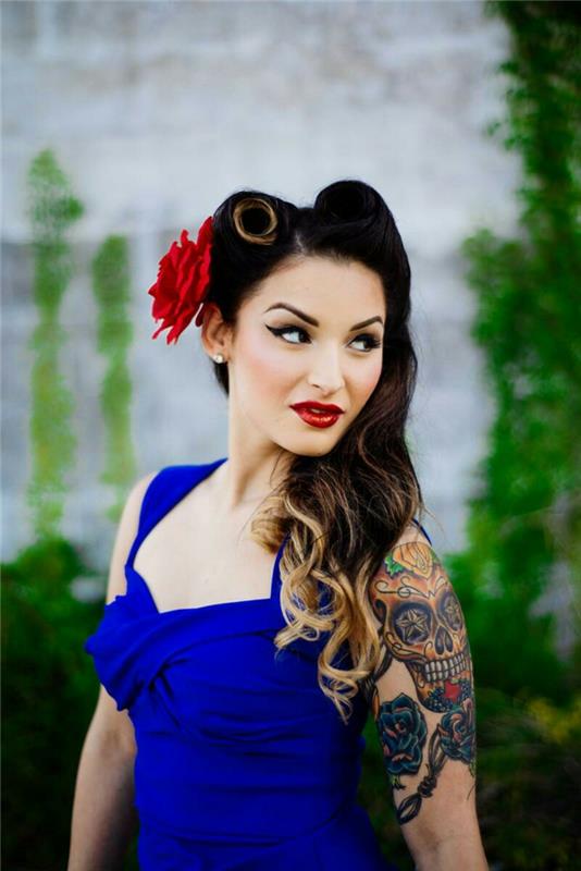 coiffures rockabilly femmes cheveux noirs tatouage robe bleue rose rouge