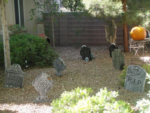 décoration chic halloween pierres tombales artificielles dans le jardin