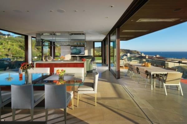 Résidence en bord de mer en Californie salle à manger table en verre