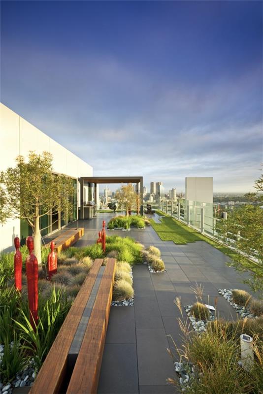 revêtement de terrasse béton plantation d'herbe mobilier d'extérieur bois