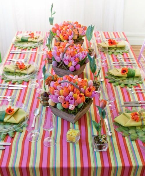 décorations de table pour pâques tulipes colorées paniers de pâques mousse de bois