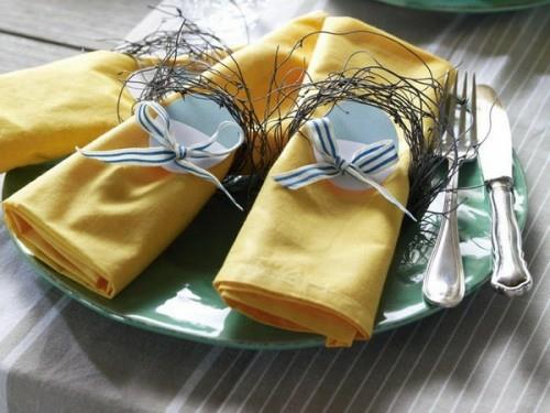 décoration de table serviettes en tissu jaune de pâques