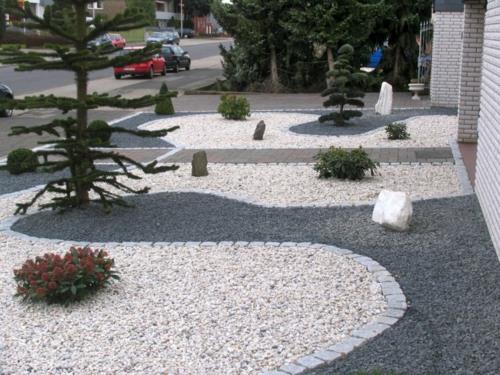 Conception de jardin avant avec des plantes à feuilles persistantes de gravier, des cailloux de sapin