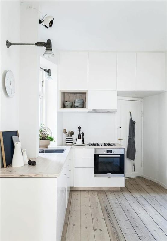 cuisine blanche avec parquet et horloge murale