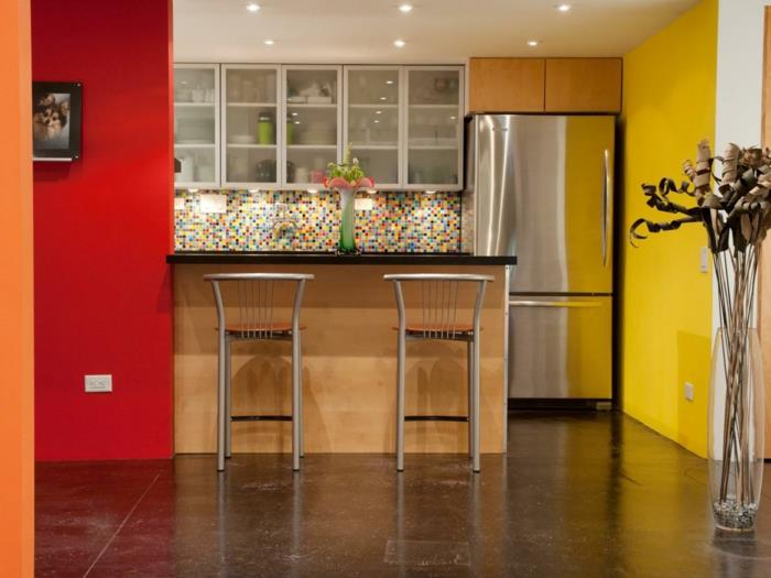 idee peinture murs cuisine cuisine rouge jaune carrelage mosaique mur arrière